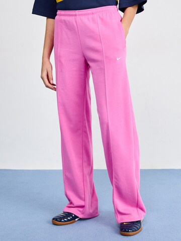 Nike Sportswear Wide Leg Bukser 'CHLL' i pink: forside