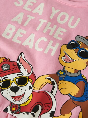 NAME IT T-shirt 'NMFMINA PAW' i rosa