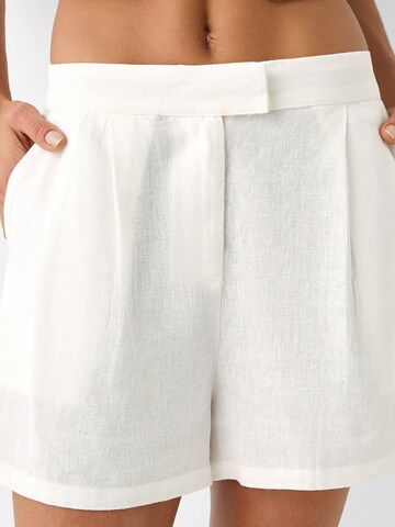 Bershka Normální Kalhoty se sklady v pase – bílá