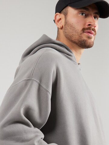 Abercrombie & Fitch - Sweatshirt 'ESSENTIAL' em cinzento