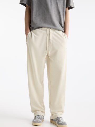 Pull&Bear Loose fit Trousers in White: front