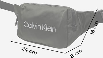 Calvin Klein حقيبة بحزام بلون أخضر