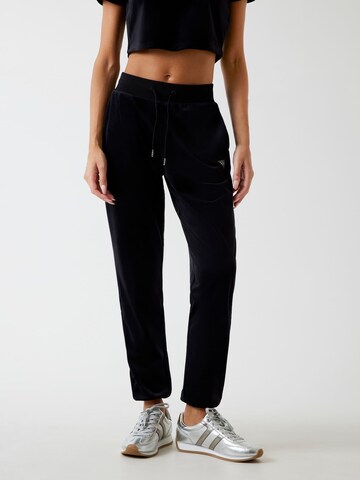 GUESS Tapered Hose in Schwarz: Vorderseite