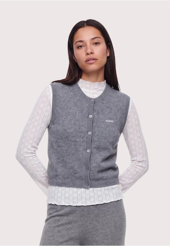 OH APRIL Gebreid vest 'Tove' in Grijs: voorkant