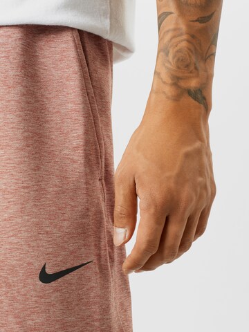 NIKE Tapered Sporthose in Pink