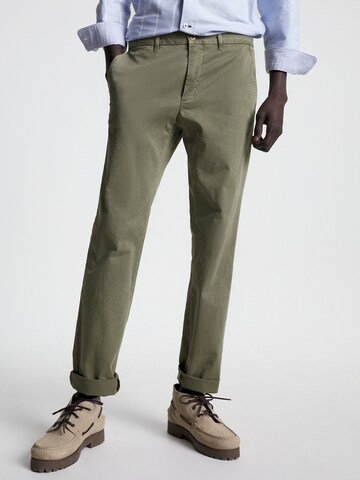 TOMMY HILFIGER Regular Chino Pants in Green: front