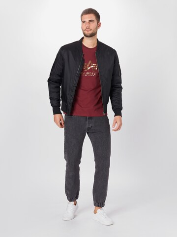 Coupe regular T-Shirt ALPHA INDUSTRIES en rouge