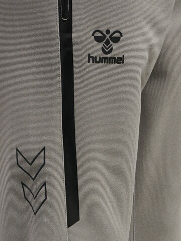 Hummel Slimfit Sporthose in Braun