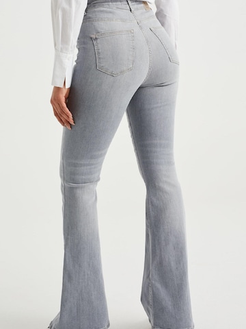 WE Fashion Flared Jeans in Grey