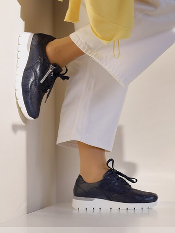 Sneaker bassa di VITAFORM in blu