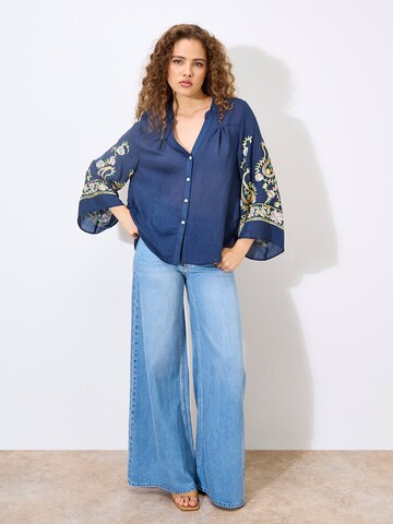 Apricot Paisley Embroidered Bell Sleeve Blouse ' ' in Blau