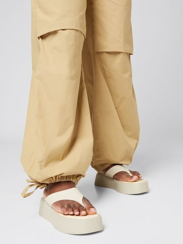 Loosefit Pantaloni 'Silva' di A LOT LESS in beige