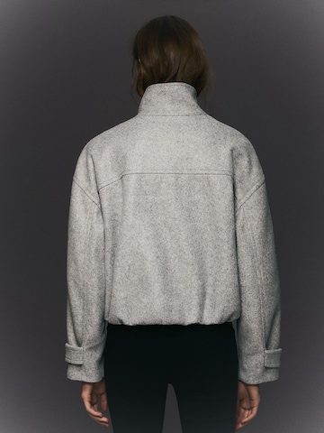 Bershka Преходно яке 'CAZADORA' в сиво