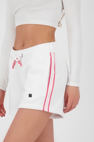 Regular Pantaloni 'CleoAK' de la Alife and Kickin pe alb