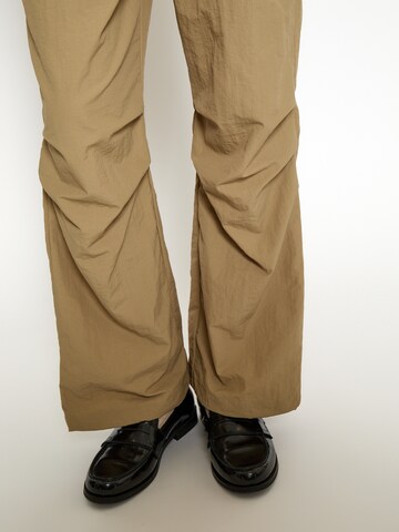 Regular Pantalon 'Isla' DESIRES en beige