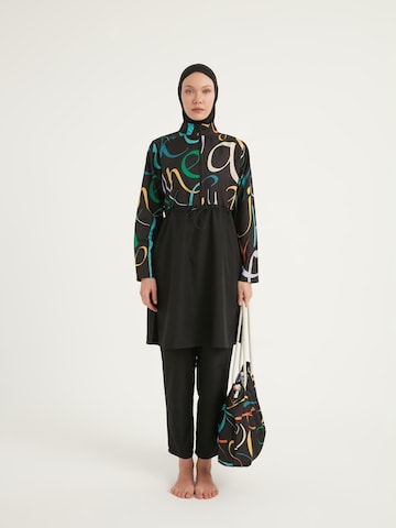 Riva Mera by Marina High neck Baddräkt 'Burkini Modest Swimwear Set 4-Teilig Schwarz mit bunter Aufschrift "Riva Mera by Marina" R2505' i svart: framsida