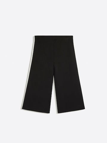 Bershka Štandardný strih Nohavice - Čierna