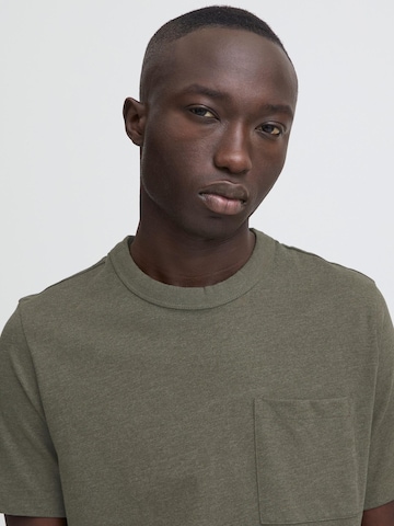 Casual Friday - Camiseta ' CFJASPER mélange tee with chest pocket ' en verde