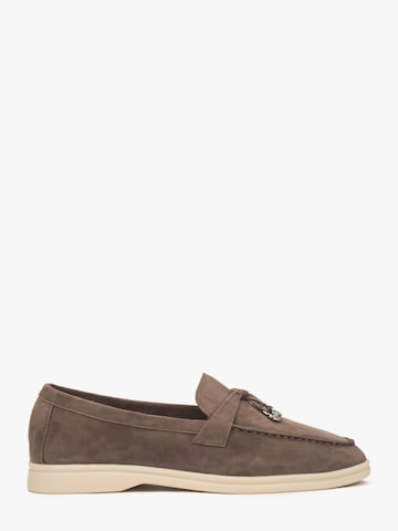 Estro Classic Flats '935-2' in Brown: front