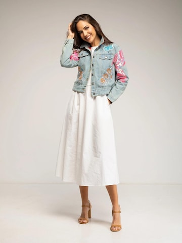 Tantra - Chaqueta de entretiempo 'Chaqueta denim con dibujo de mariposa bordado  y lentejuelas' en azul