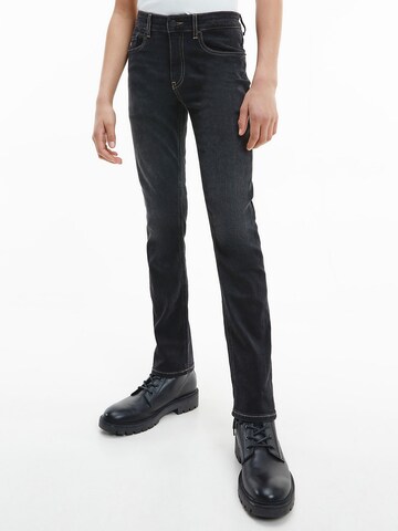 Calvin Klein Jeans Slimfit Jeans in Zwart: voorkant