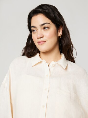 A LOT LESS - Blusa 'Glenn' em bege