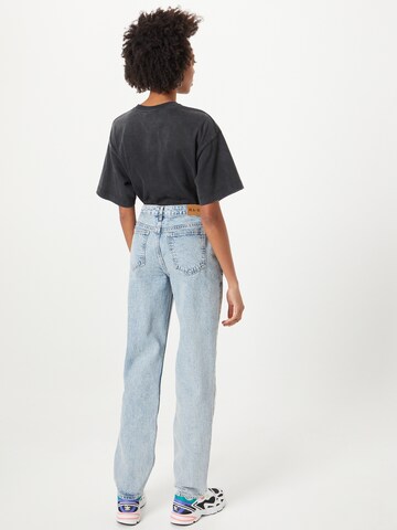 NA-KD Regular Jeans in Blau