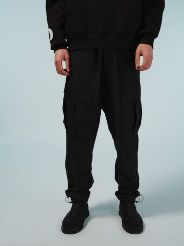 Pacemaker Tapered מכנסיים 'Bennet' בשחור: מלפנים