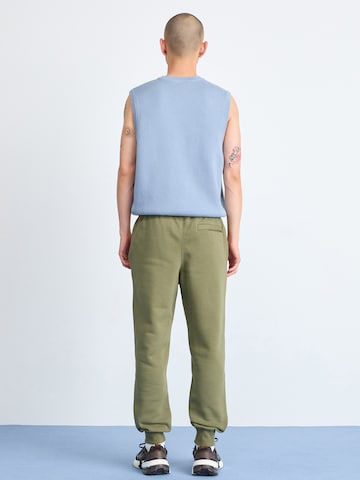 Tapered Pantaloni 'Club' de la Nike Sportswear pe verde
