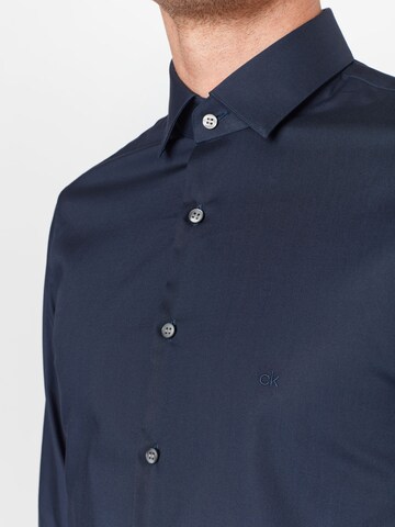 Coupe slim Chemise business Calvin Klein en bleu