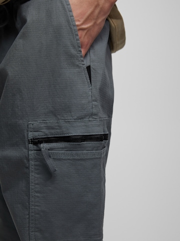 Pull&Bear Дънки Tapered Leg Карго панталон в сиво