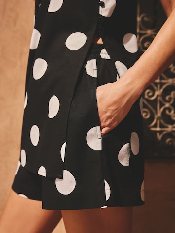 Next Regular Shorts in Schwarz