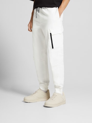 Bershka Tapered Cargo trousers in White: front