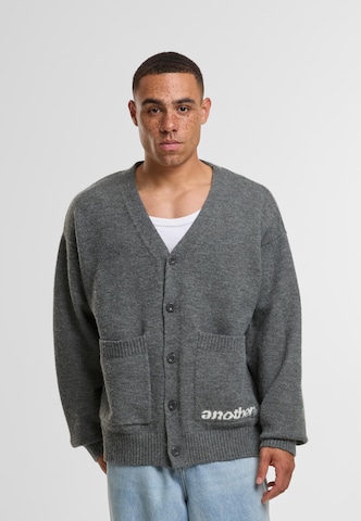Another Cotton Lab Strickjacke in Grau: Vorderseite