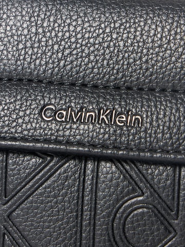 juoda Calvin Klein Rankinė su ilgu dirželiu