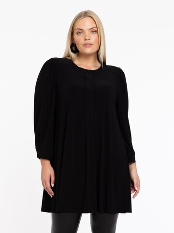 Yoek Tunic in Black: front