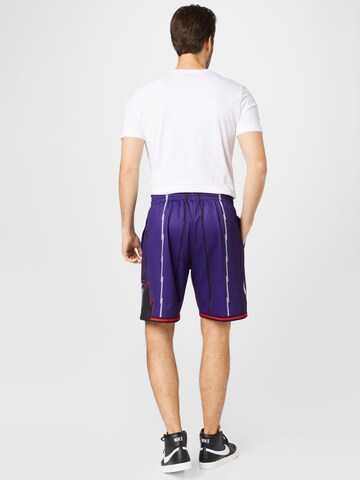 Mitchell & Ness Regular Sporthose in Lila