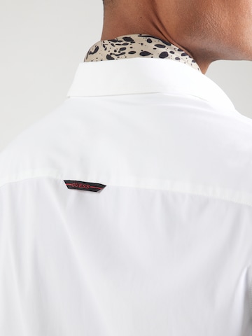 GUESS - Ajuste regular Camisa 'SUNSET' en blanco