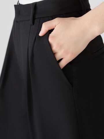 OUI Loosefit Bundfaltenhose in Schwarz
