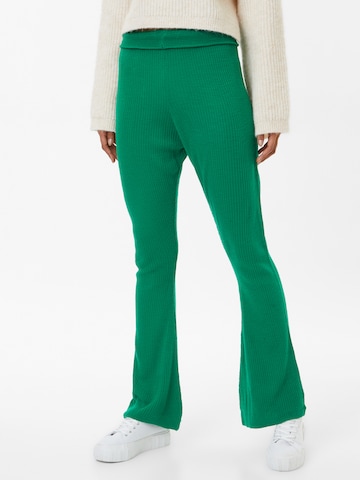 Trendyol Flared Παντελόνι σε πράσινο: μπροστά