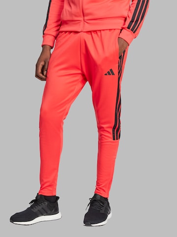 ADIDAS SPORTSWEAR - Slimfit Pantalón deportivo 'TIRO' en rojo: frente