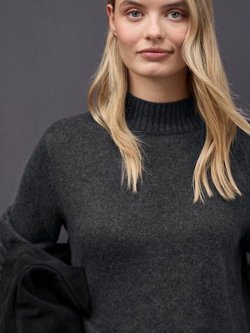 STREET ONE Sweter w kolorze szary