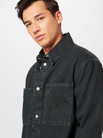 Calvin Klein Jeans Välikausitakki värissä musta