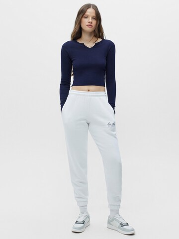 Regular Pantaloni de la Pull&Bear pe alb: față