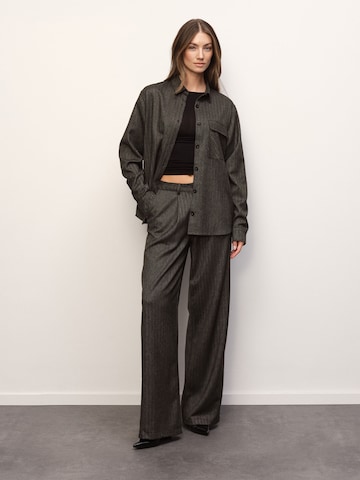 RÆRE by Lorena Rae Loosefit Παντελόνι πλισέ σε καφέ