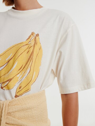 EDITED T-shirt 'Dela' i beige