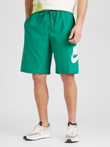 Nike Sportswear - Loosefit Calças 'CLUB' em verde: frente