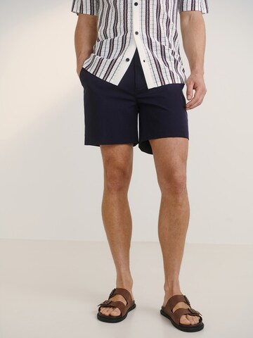 Guido Maria Kretschmer Men Regular Shorts 'Kilian' in Blau: Vorderseite