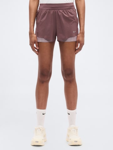 Loosefit Pantalon de sport 'SWIFT' NIKE en rouge : devant