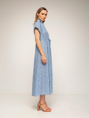 Abito camicia 'vestido midi camisero bordado de manga corta con cintura fruncida' di Tantra in blu
